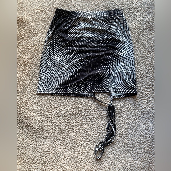 Ego- High Waist Mono Crome Bodycon Skirt, available in US 2 & US 4. - Picture 5 of 7